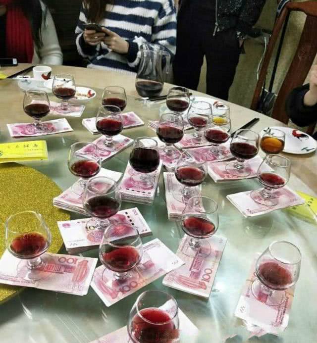 同学聚会土豪拿钱当游戏,一杯酒一百元,有位同学却这样做!