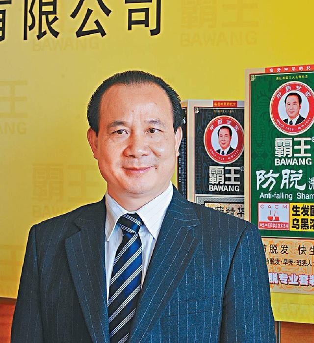 她靠成龙代言成首富却遭丈夫死亡威胁,哭诉成生孩奴隶挣钱机器