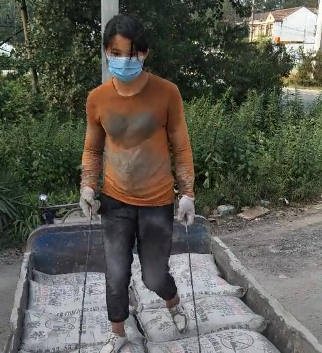 肯吃苦,能受累,只要能挣到钱,叫我"水泥妹"又如何!