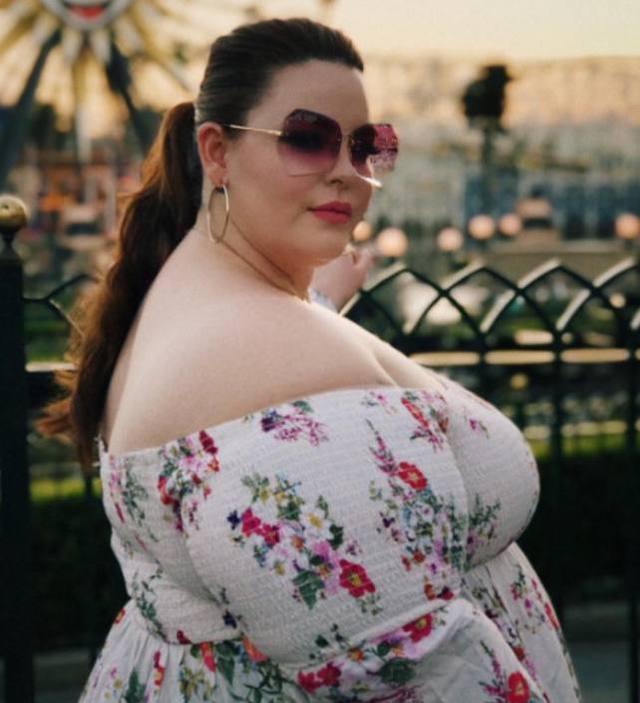 国外一女子便是从事胖人模特,身材重达300斤,专门为胖人试穿衣服.