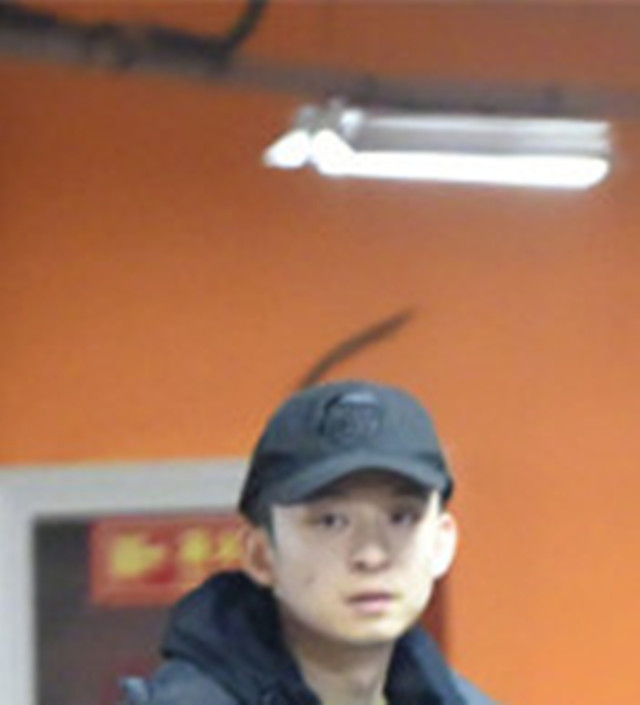 董子健孙怡带女儿逛街,小宝贝大眼圆溜溜机灵