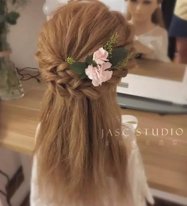 戴花儿新娘背影杀!top50戴花发型炸出咯春日少女心!