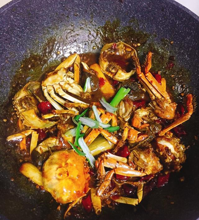 螃蟹最美味的家常做法,灌醉后炒一炒,老公直呼香死了太好吃了!