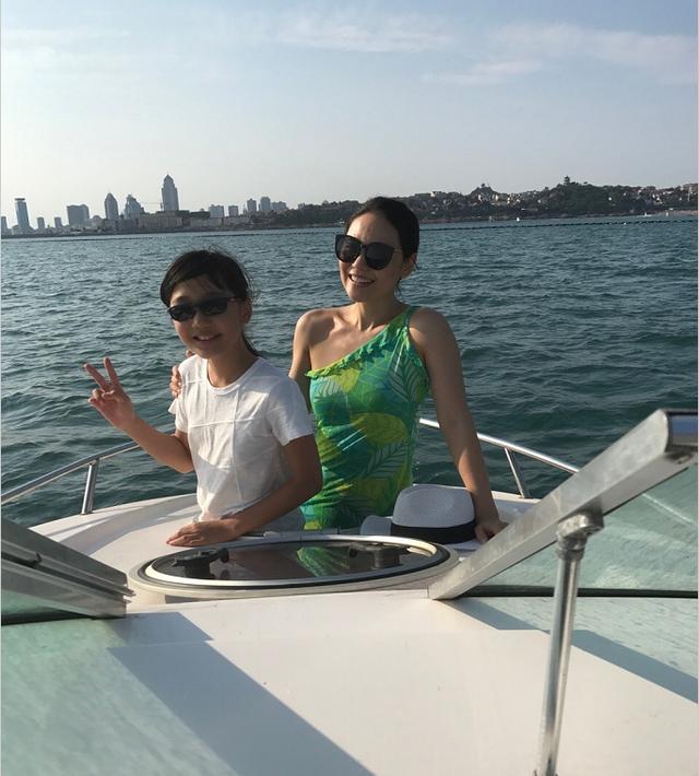 《还珠格格》中的柳红,20年过去美得认不出,九岁女儿太可爱|柳红|陈莹