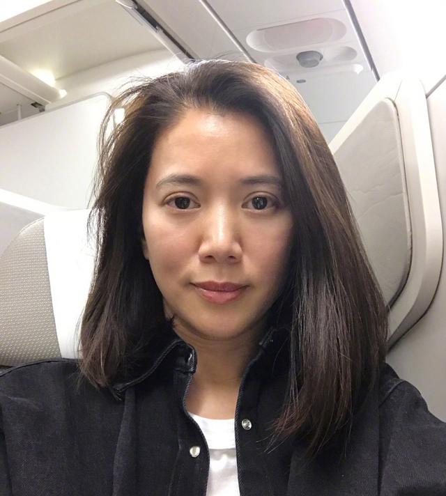 袁咏仪杭州看雪,晒素颜自拍,双眼皮明显备受关注