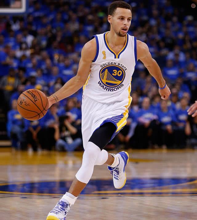 库里算不算现役球员里,最具有价值的球员?球迷:至少是联盟前三