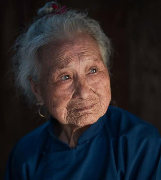 80岁白叟靠卖梨为生,却收到坟头买路钱,背后的本相让人心伤