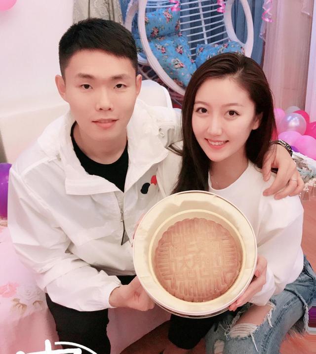 这名广州恒大球员妻子貌美如花,却因为肚腩松垮被球迷耻笑!
