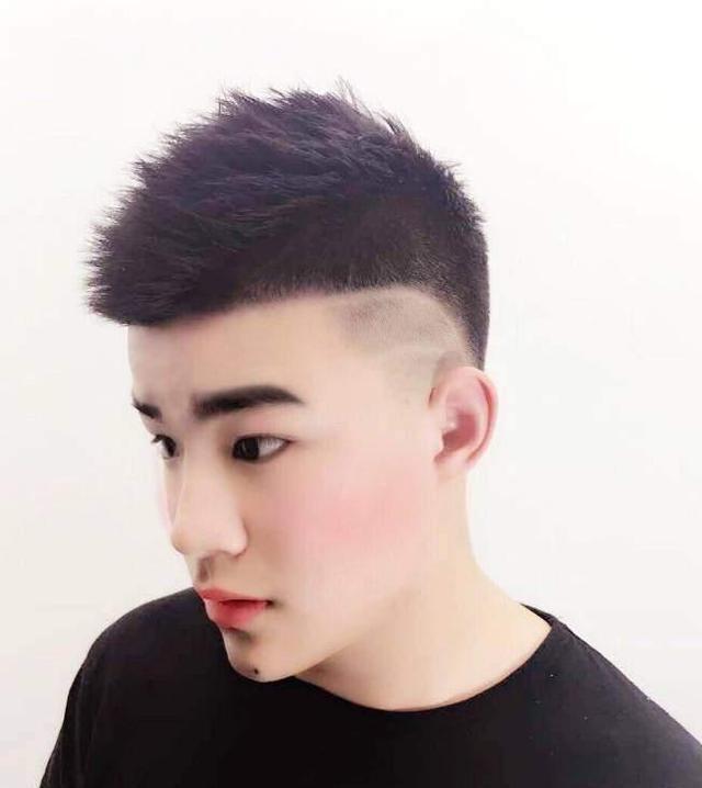 今年最流行干净利落清爽怡人的剃半边男神发型30款
