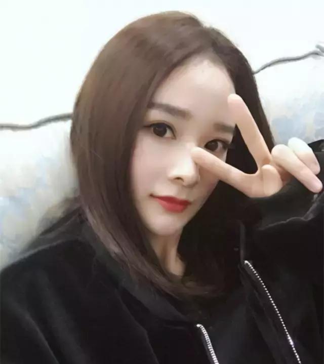 卓亨瑜不仅撞脸杨幂还撞了衫,话说这姑娘之前长这样