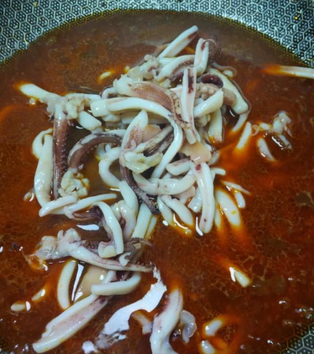 麻辣水煮鱿鱼特下饭的一道家常