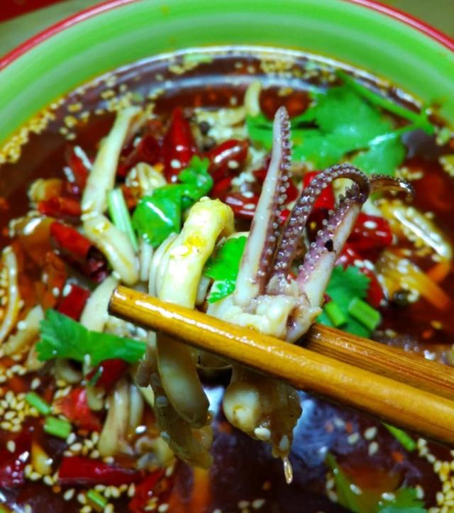 麻辣水煮鱿鱼特下饭的一道家常