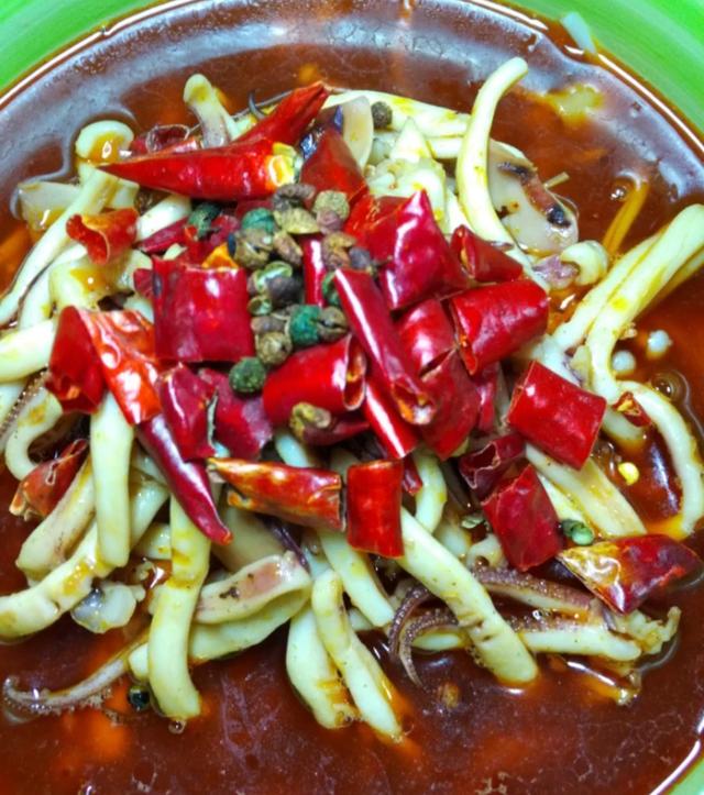 麻辣水煮鱿鱼特下饭的一道家常