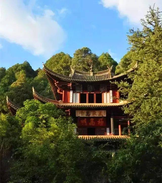 石屏秀山形成了别具一格的历史文化特色风貌村内的宗祠,楼阁,学校和