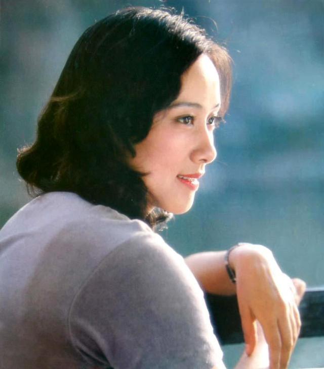 她曾被导演骗去演戏,因《渴望》家喻户晓,嫁气质男被宠上天