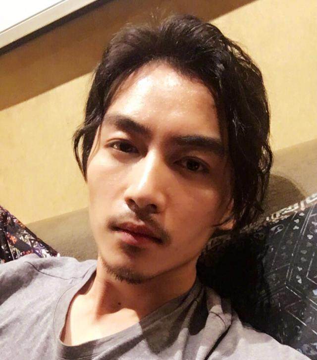 陈晓娶大4岁老婆为了显稳重留胡子变大叔