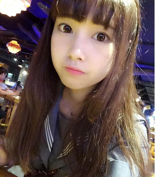 好可爱的萌妹子,感觉穿的是校服呢