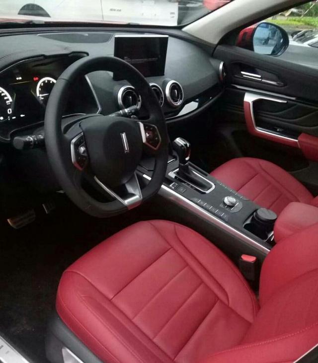 美女提vv5大红色, 朋友都以为是林肯, wey的设计真是男女通杀