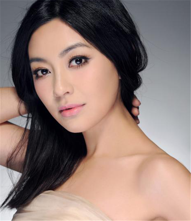 因小昭一角出名,后嫁人生子,今41岁开路虎出行,家庭美满!