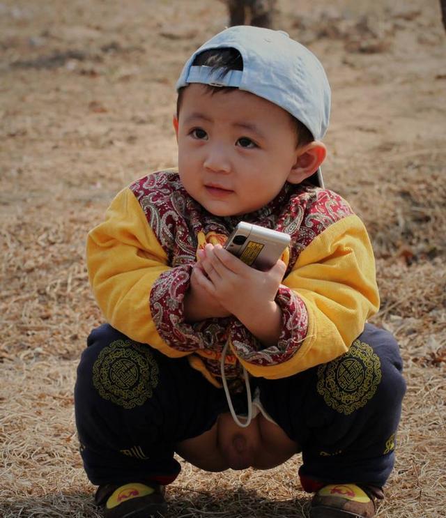 此外,女宝宝外阴部由于开裆裤的暴露容易被感染,严重的还会患