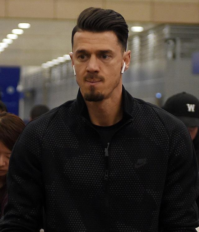 何塞-冯特神情严肃