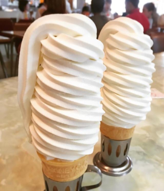 日本发售"超大号"甜筒冰淇淋!网友疑问怎么在融化前吃完!