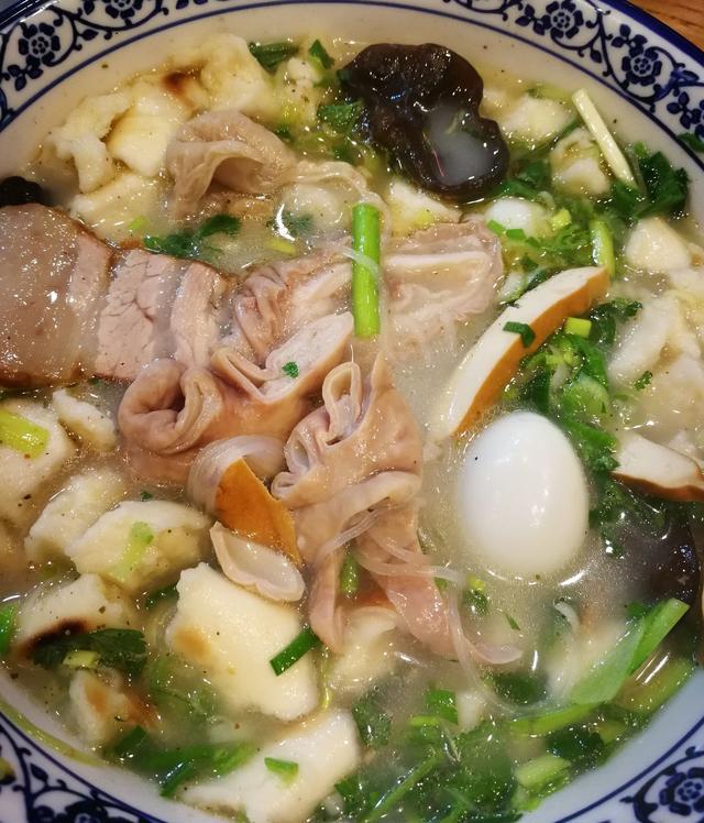 西安人爱吃泡馍,探访才开几天的葫芦头泡馍,据说吃一碗送一碗