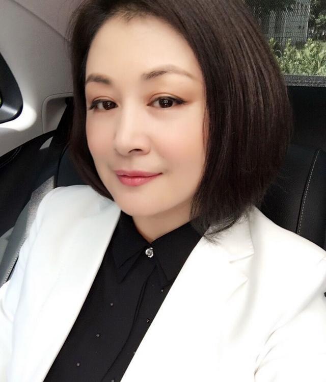 "谢大脚"真名叫于月仙,是中央戏剧学院的毕业生,可谓是高材生了.