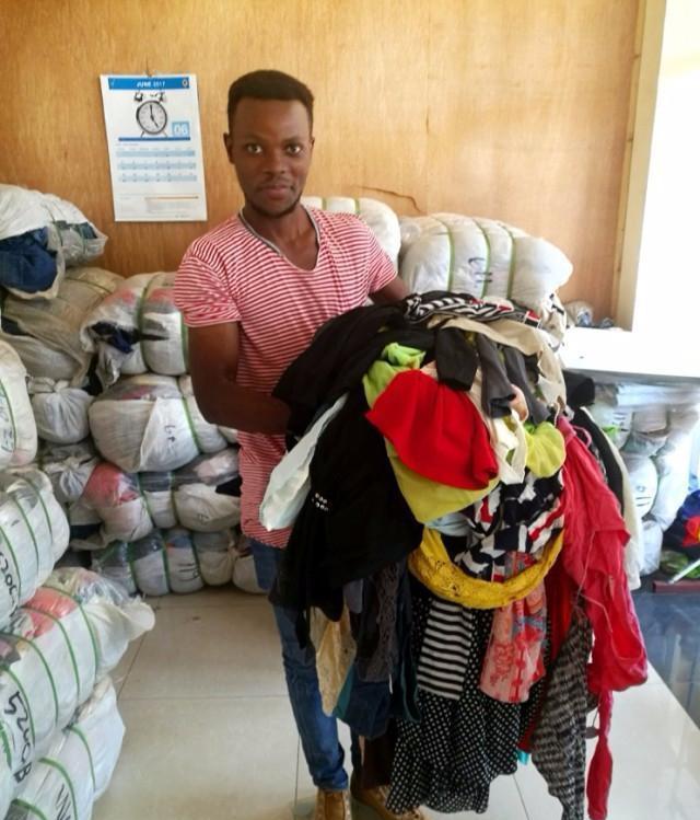 中国旧衣服竟成为非洲小众奢侈品,卖家:中文越多越值钱