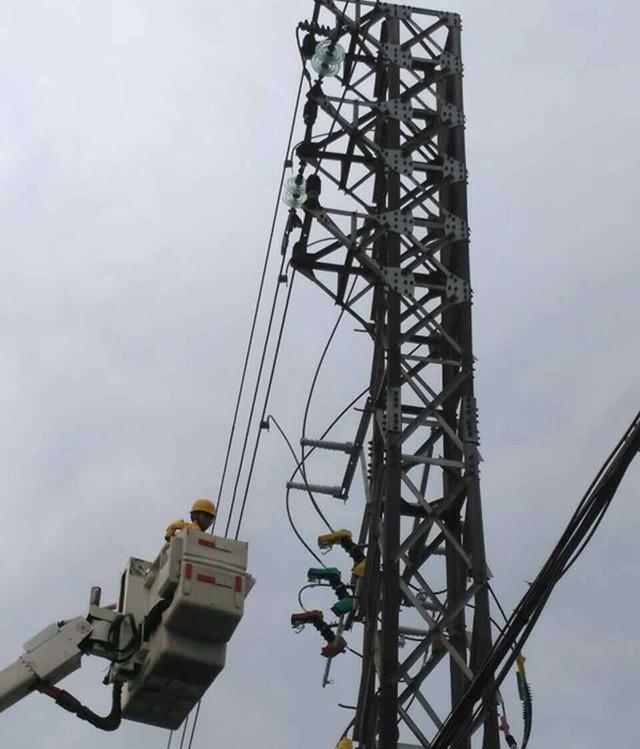 地点:广州市南沙区东涌镇有一群可爱的人,他们长年在高压高空中作业