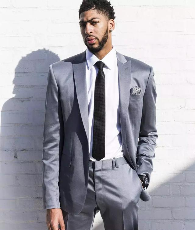 浓眉哥做了冬天最温暖的一件事:当这个母亲打开盒子,她泣不成声