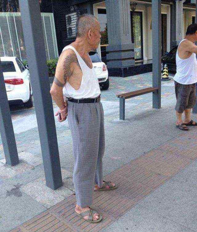 某日坐公交,旁边俩人一个站着一个坐着,站着的嫌车里太闷要求坐着的