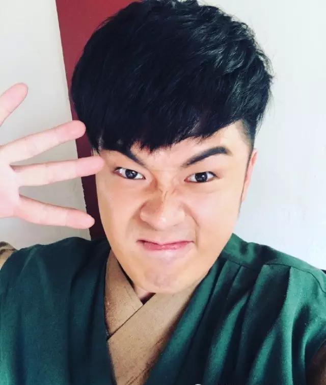 天赋赤赤教你若何优雅地拍出v字脸!