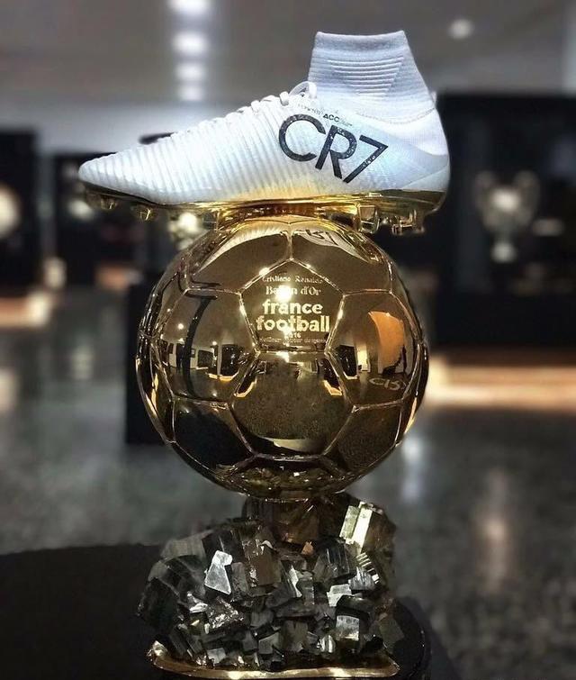 c罗图集:总裁展示四座金球奖杯