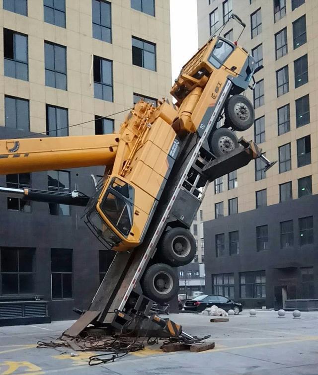 一吊车在义乌市九联工业区铜材大厦b座吊装红木时翻车了,幸无人员受伤