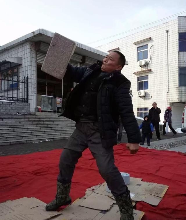 仪征石锁亮相"三下乡"活动