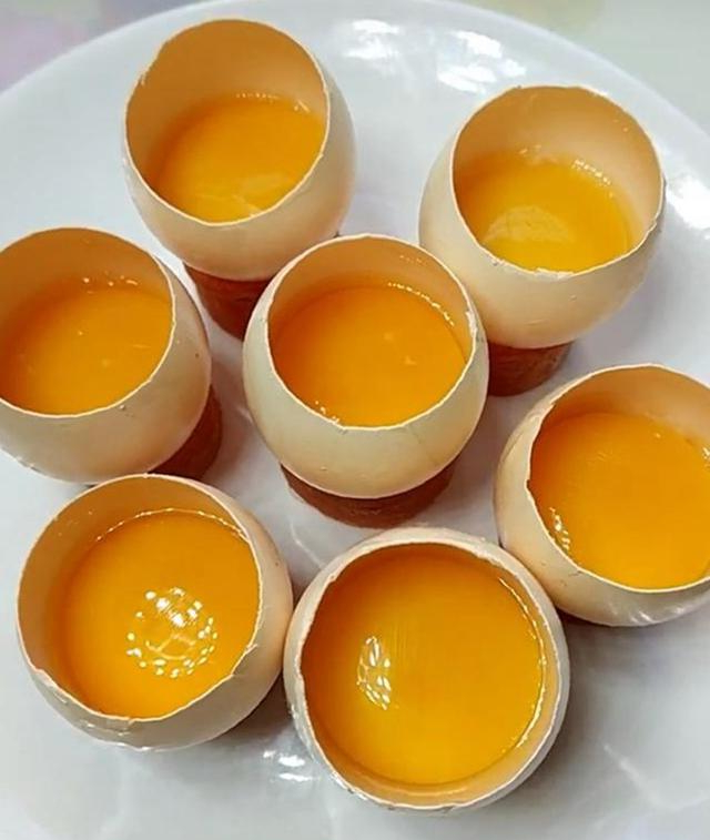 锅中加入足量清水,大火烧开后,将准备好的鸡蛋放入锅中,转中火蒸40