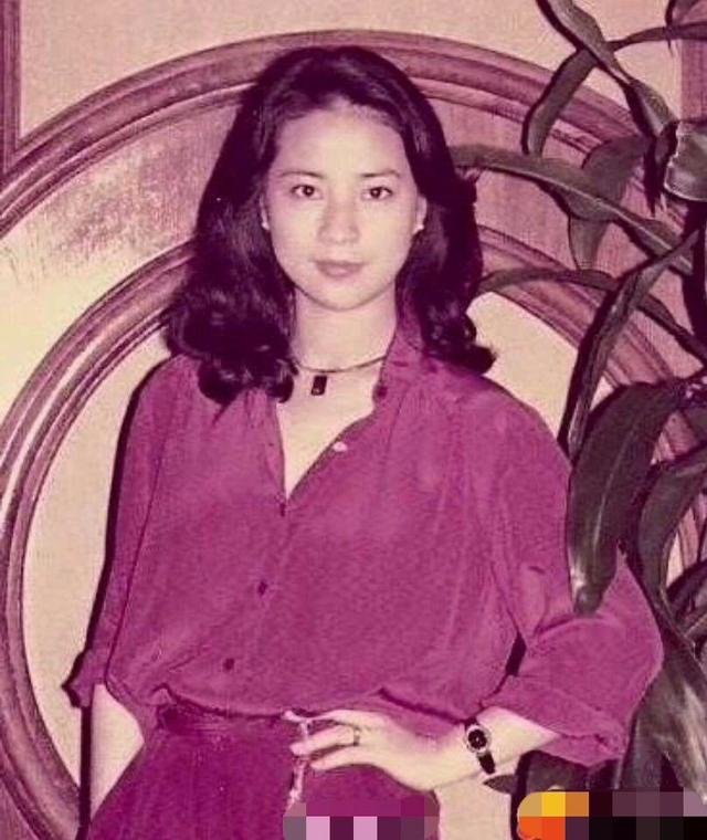 林凤娇64岁生日，房祖名晒妈妈年轻照回归，难怪成龙会选林凤娇