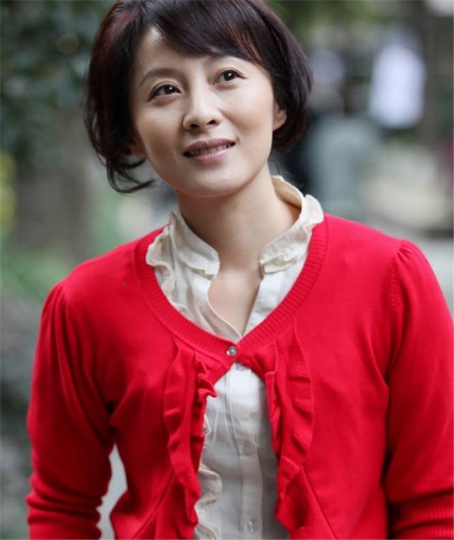 她是为爱疯狂的痴女,隐退娱乐圈嫁入豪门,今42岁开豪车住豪宅!