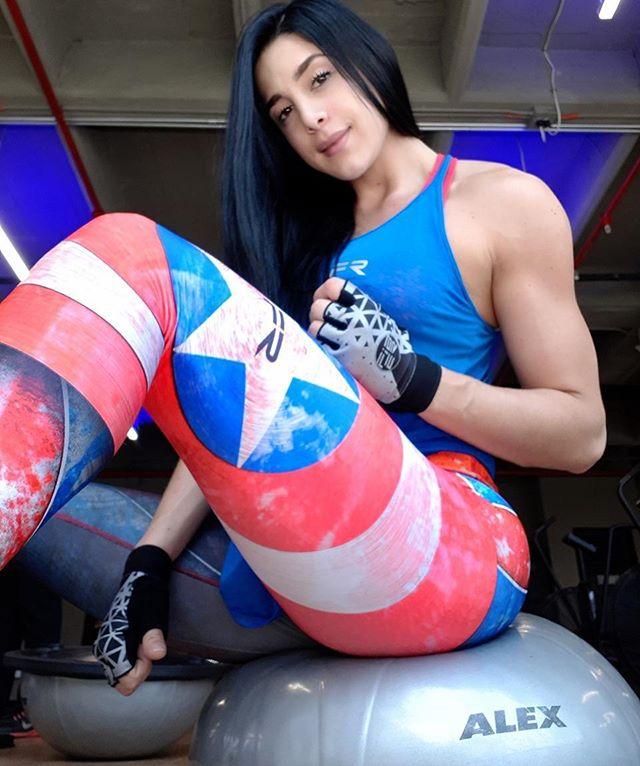 谁说妹子举铁不好看,这位女医生健身3年,身材越练越火辣