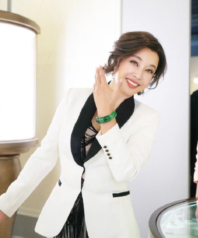 她7段情史4任丈夫,与第1任丈夫结婚4天便离开,被称不老女神!