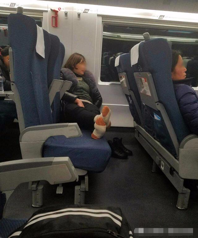 据同行乘客爆料,在后面乘务员有提醒女子但是该女子态度比较蛮横,并且