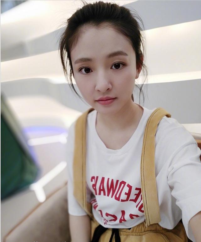 吴倩从小女生蜕变成女神,25岁的她清纯动人,成熟的一面这般迷人