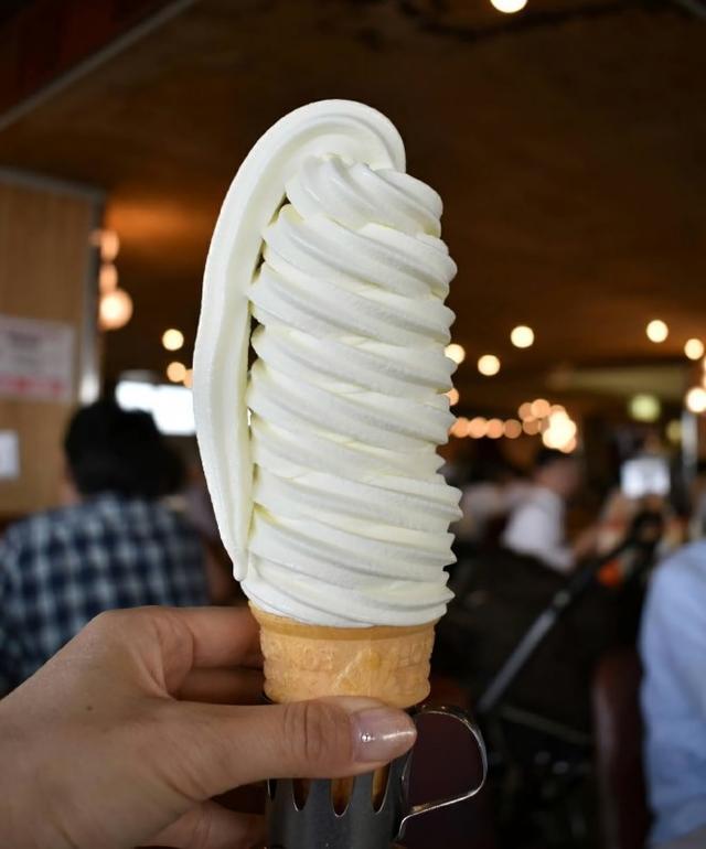 日本发售"超大号"甜筒冰淇淋!网友疑问怎么在融化前吃完!