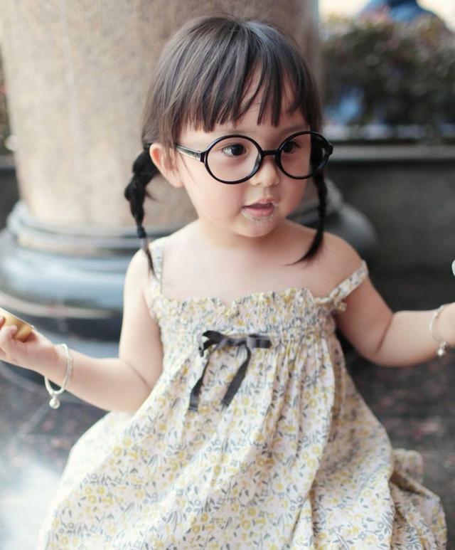 但是她却能拿到人们口中"最年轻的美女"的称号,她就是刘楚恬.