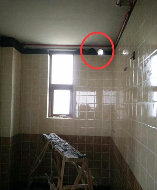 而卫生间的洞口就是连接浴霸排气换气使用.