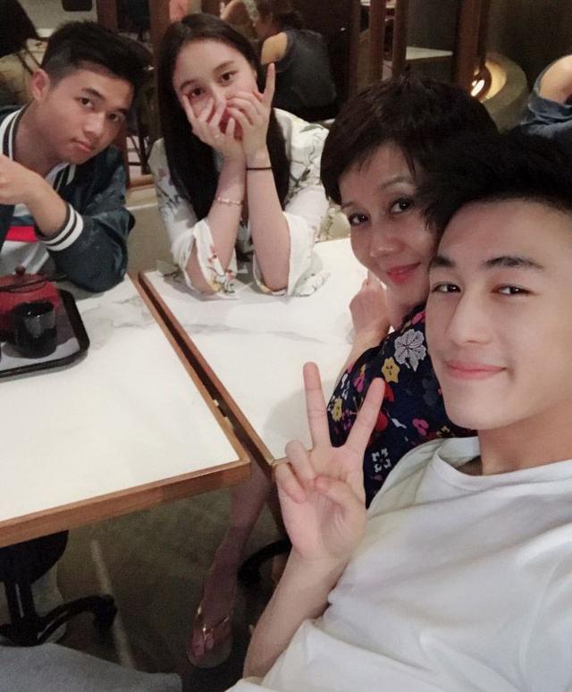 赌王四太俩女儿近照曝光,18岁何超欣好养眼
