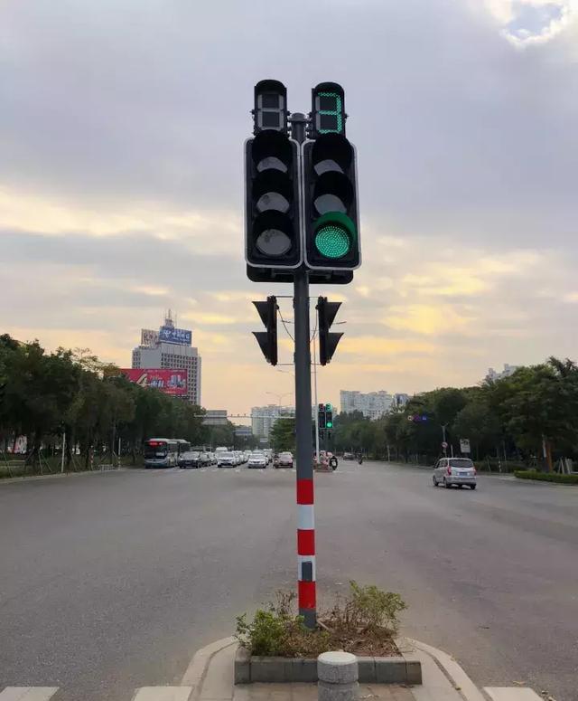 只见原来设立的一排红绿灯分成了两组红绿灯,把箭头交通信号和红黄绿