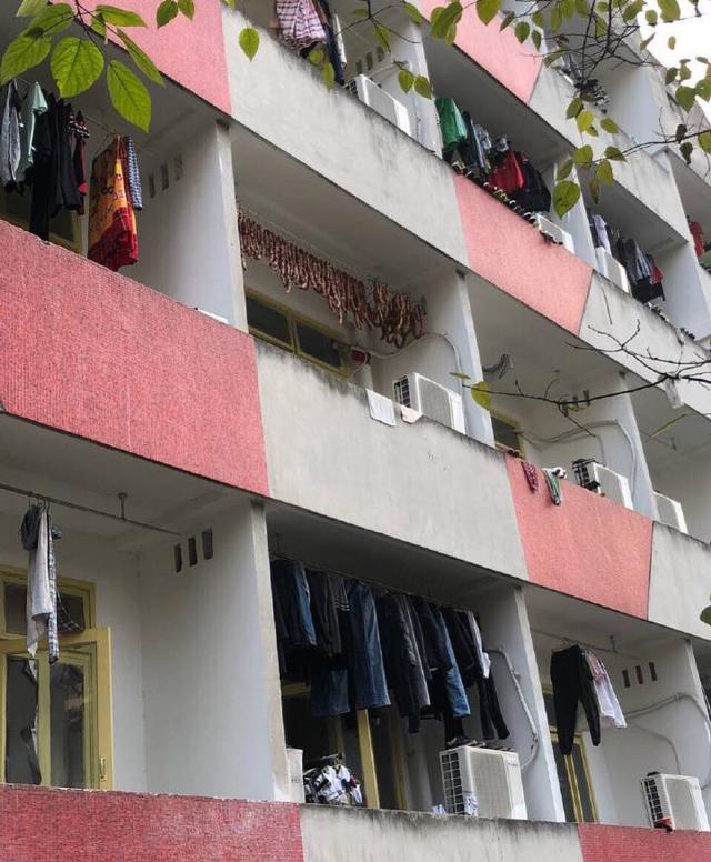 重庆工商大学一宿舍阳台挂了满满一排香肠这样的室友可以来一打