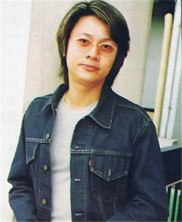 从小就打架逃学,但凭一部剧开上豪车,今妻子患血癌,他不离不弃